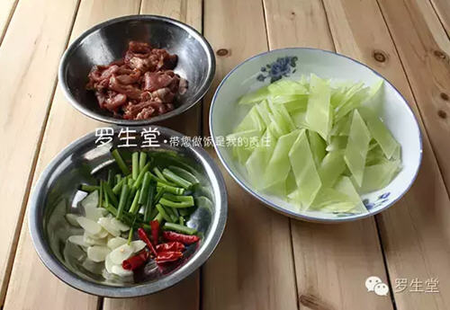 家常青笋肉片制作方法 梅花肉配青笋脆嫩爽口 家常青笋肉片制作方法 梅花肉配青笋脆嫩爽口