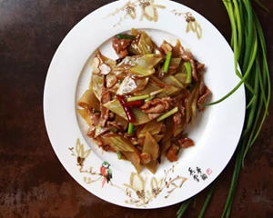 家常青笋肉片制作方法 梅花肉配青笋脆嫩爽口