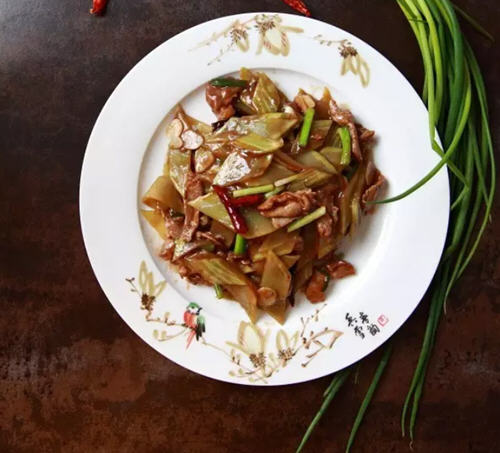家常青笋肉片制作方法 梅花肉配青笋脆嫩爽口 家常青笋肉片制作方法 梅花肉配青笋脆嫩爽口