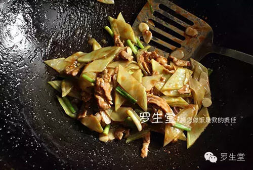 家常青笋肉片制作方法 梅花肉配青笋脆嫩爽口 家常青笋肉片制作方法 梅花肉配青笋脆嫩爽口