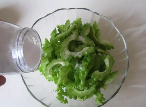 小炒苦瓜的家常做法教程 去除苦味营养丰富的夏季降火菜谱 小炒苦瓜的家常做法教程 去除苦味营养丰富的夏季降火菜谱