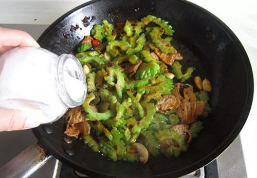 小炒苦瓜的家常做法教程 去除苦味营养丰富的夏季降火菜谱 小炒苦瓜的家常做法教程 去除苦味营养丰富的夏季降火菜谱