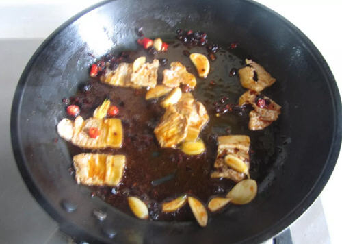 小炒苦瓜的家常做法教程 去除苦味营养丰富的夏季降火菜谱 小炒苦瓜的家常做法教程 去除苦味营养丰富的夏季降火菜谱