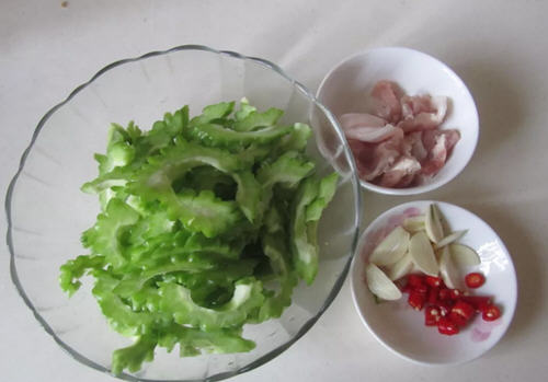 小炒苦瓜的家常做法教程 去除苦味营养丰富的夏季降火菜谱 小炒苦瓜的家常做法教程 去除苦味营养丰富的夏季降火菜谱
