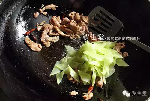 家常青笋肉片制作方法 梅花肉配青笋脆嫩爽口 家常青笋肉片制作方法 梅花肉配青笋脆嫩爽口