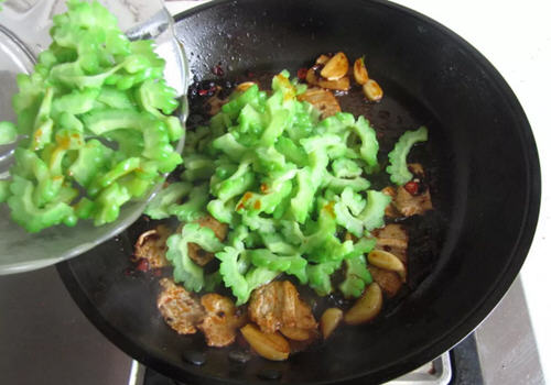 小炒苦瓜的家常做法教程 去除苦味营养丰富的夏季降火菜谱 小炒苦瓜的家常做法教程 去除苦味营养丰富的夏季降火菜谱
