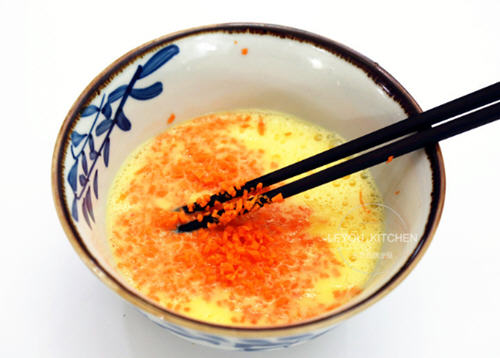 胡萝卜厚蛋烧的家常做法 营养丰富的鸡蛋小吃制作教程