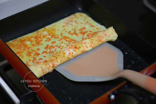 胡萝卜厚蛋烧的家常做法 营养丰富的鸡蛋小吃制作教程