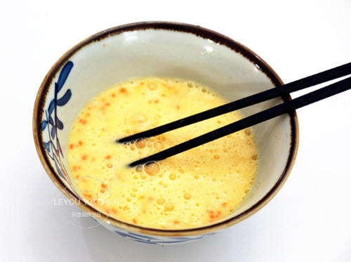 胡萝卜厚蛋烧的家常做法 营养丰富的鸡蛋小吃制作教程