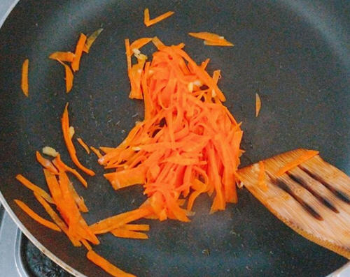 红萝卜丝炒鸡蛋的家常做法,营养美味下饭菜 红萝卜丝炒鸡蛋的家常做法,营养美味下饭菜