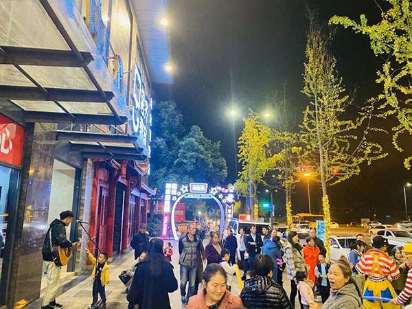 成都东立美食街推出IP形象"东东" 河马造型圈粉无数-云溯流哉互尼烹饪网 成都东立美食街推出IP形象"东东" 河马造型圈粉无数-云溯流哉互尼烹饪网