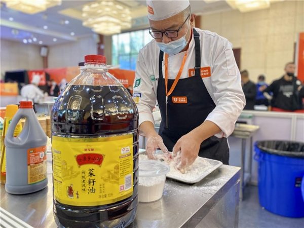 传承经典工艺 川菜大会指定小榨菜籽油营养价值解析-哉互尼烹饪网