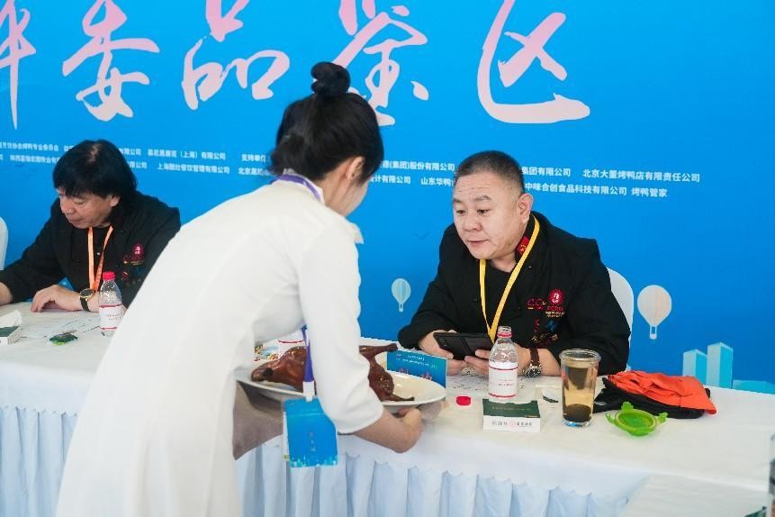 2023中国烤鸭大赛上海收官 赋能产业升级-哉互尼烹饪网 2023中国烤鸭大赛上海收官 赋能产业升级-哉互尼烹饪网