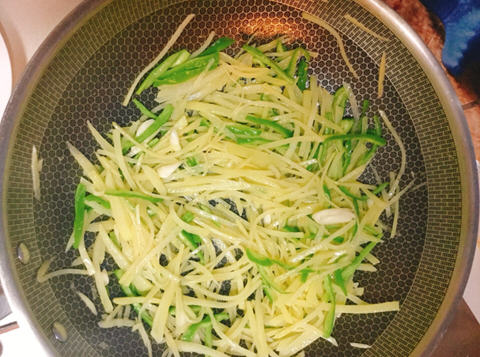 青椒酸辣土豆丝2 青椒酸辣土豆丝2