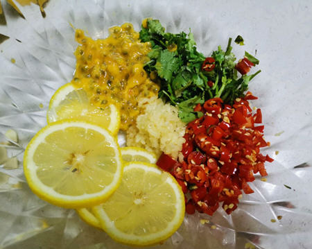 酸辣柠檬鸡爪的家常做法与入味技巧