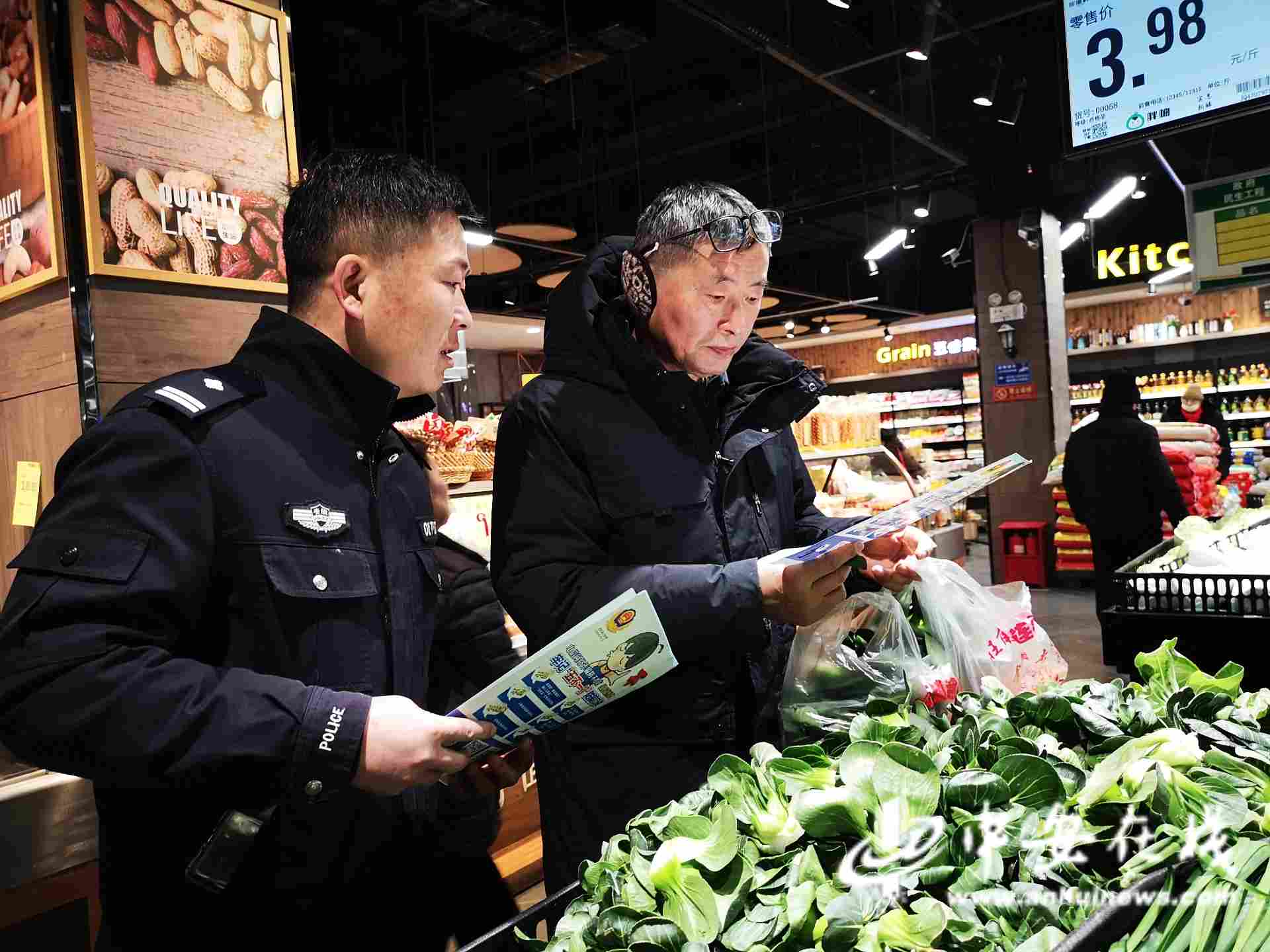 食品安全检查与普法宣传，强化商户主体责任