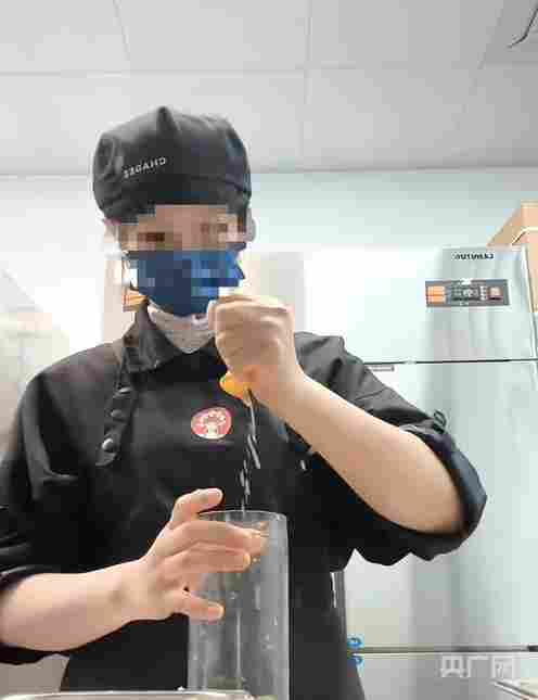 霸王茶姬“徒手制茶”视频引热议：属地监管部门介入调查