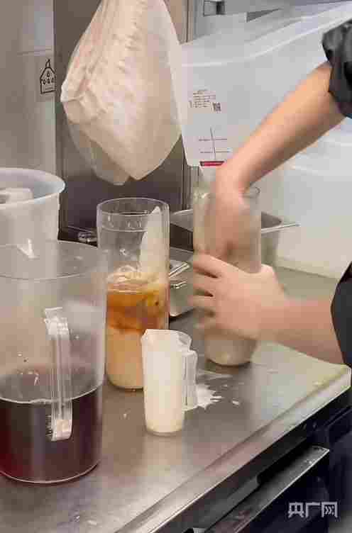 霸王茶姬“徒手制茶”视频引热议：属地监管部门介入调查