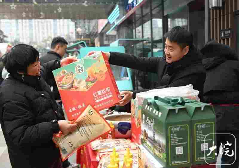 年货大集上，驻村第一书记进城卖年货