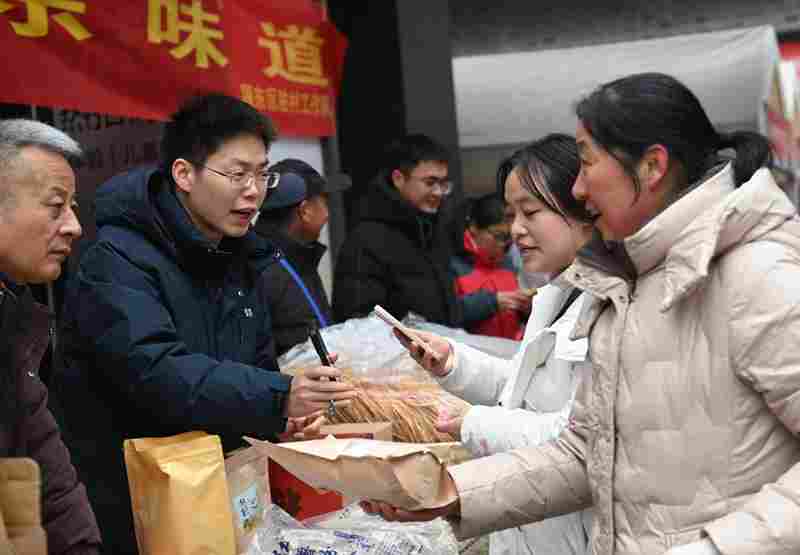 年货大集上,驻村第一书记进城卖年货 年货大集上,驻村第一书记进城卖年货