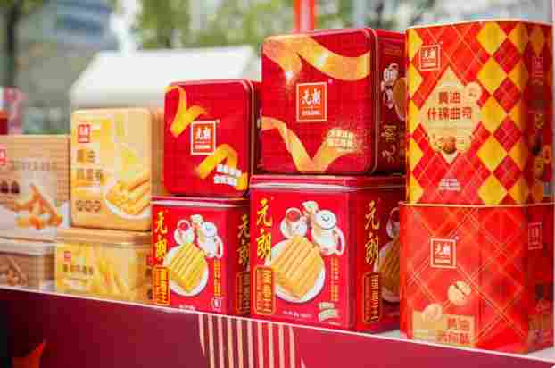 元朗食品亮相“广货行天下·金山年货节”，蛋卷承载粤港澳年味情怀