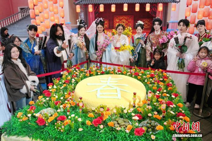 从春菜到春宴 “春日经济”带动多领域消费升温 从春菜到春宴 “春日经济”带动多领域消费升温